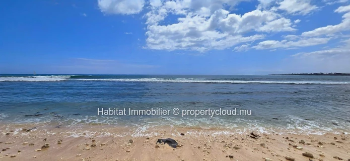 Cette propriété, non meublée, pieds dans l'eau sur un terrain à bail de 1,430 m² (376 toises / 33 perches) située à T...