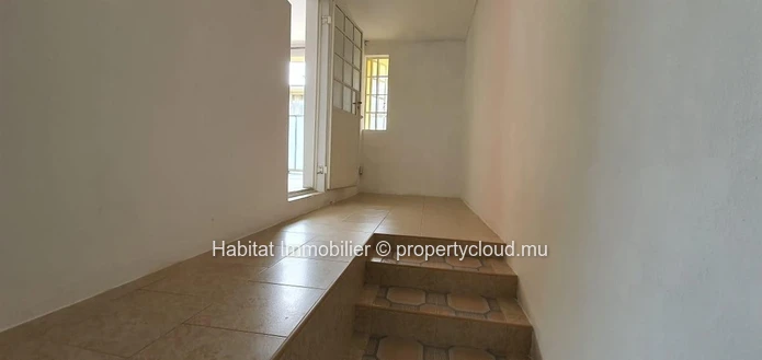 FOR SALE - Unfurnished single storey house of 258 m2 on a land of 155 toises located on the main road at Lees Street ...