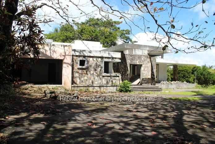 A VENDRE - Maison à compléter de 836 m2 à Floréal