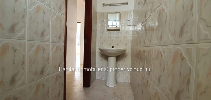 FOR SALE - Unfurnished single storey house of 258 m2 on a land of 155 toises located on the main road at Lees Street ...