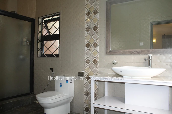 A VENDRE - Maison meublée et équipée de 371 m2 à Curepipe.