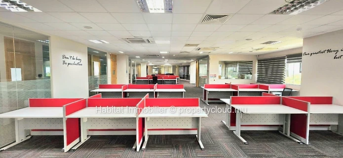 A louer : Ce bureau climatisé meublé de 984 m² est situé au coeur du prestigieux centre d'affaires de la Cybercité à ...