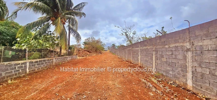 Large industrial land of 584 toises (2,221.50 m² / 52 perches) ideally located in Roche Bois
