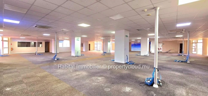 This exceptional unfurnished office of 940m2 located in the heart of the Cybercity of Ebene