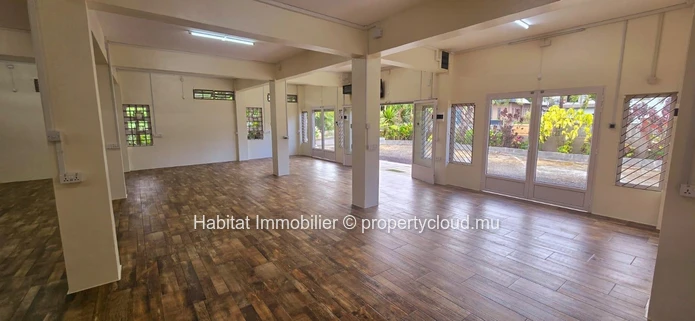 A louer : Local commercial non meublé de 128 m² avec 5 places de parking, situé au rez-de-chaussée à Floréal