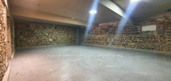 A VENDRE - Ce bâtiment commercial de 540 m2 bénéficie d'un emplacement exceptionnel au cœur de Port-Louis