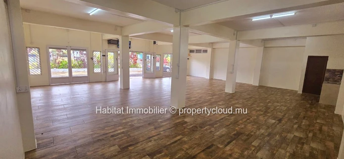 A louer : Local commercial non meublé de 128 m² avec 5 places de parking, situé au rez-de-chaussée à Floréal