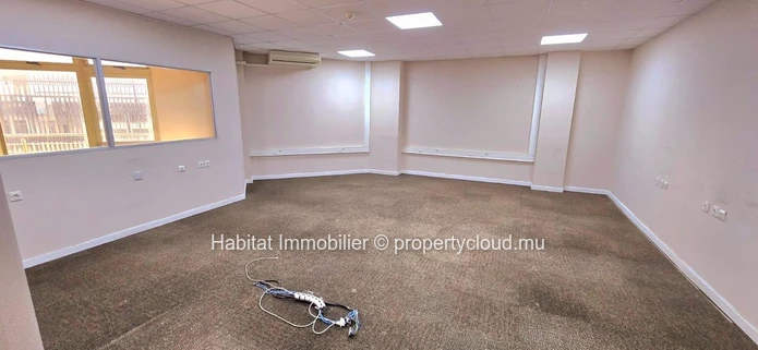 This exceptional unfurnished office of 940m2 located in the heart of the Cybercity of Ebene