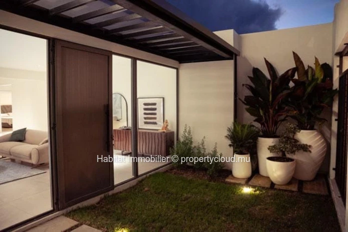 To rent : This elegant 285 m² villa offers the ultimate luxury living experience, nestled within a prestigious golf e...