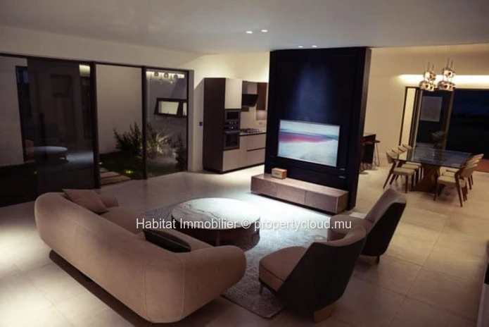 To rent : This elegant 285 m² villa offers the ultimate luxury living experience, nestled within a prestigious golf e...