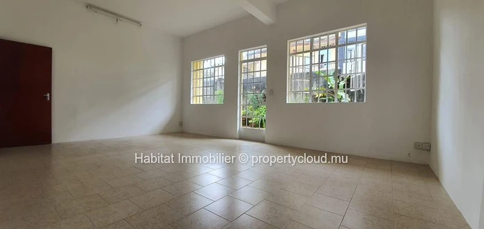 FOR SALE - Unfurnished single storey house of 258 m2 on a land of 155 toises located on the main road at Lees Street ...