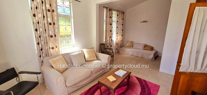 MAISON A RENOVER Cette maison de 250m2 sur un terrain de 888 toises est située dans un quartier hautement résidentiel...