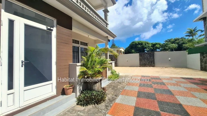 This charming furnished and equipped apartment of approximately 80 m² in Péreybère