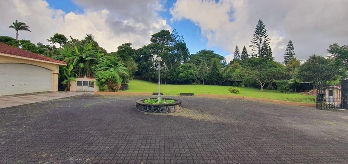 A VENDRE - Grande maison non meublée de 1,100 m2 sur un terrain de 1 arpent 01 sur 3 niveaux située dans un quartier ...