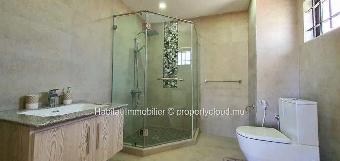 A LOUER - très beau duplex pieds dans l'eau meublé et équipé de 120 m2 bénéficie d'une vue imprenable sur la mer dans...
