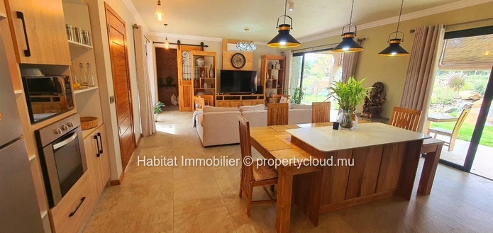 FOR SALE - Magnificent furnished and equipped single-storey house of 356 m2 on a plot of 444 toises located in Petite...