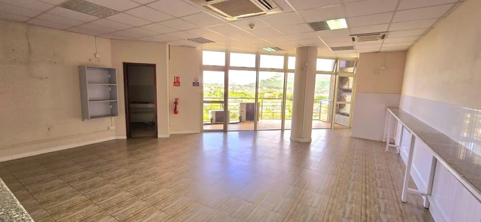 This exceptional unfurnished office of 940m2 located in the heart of the Cybercity of Ebene