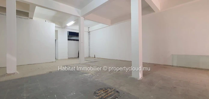 A VENDRE - Ce bâtiment commercial de 540 m2 bénéficie d'un emplacement exceptionnel au cœur de Port-Louis
