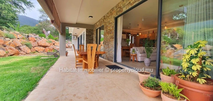 FOR SALE - Magnificent furnished and equipped single-storey house of 356 m2 on a plot of 444 toises located in Petite...