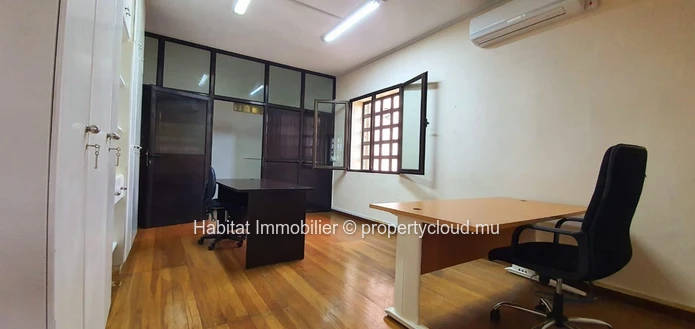A VENDRE - Grande maison non meublée de 1,100 m2 sur un terrain de 1 arpent 01 sur 3 niveaux située dans un quartier ...