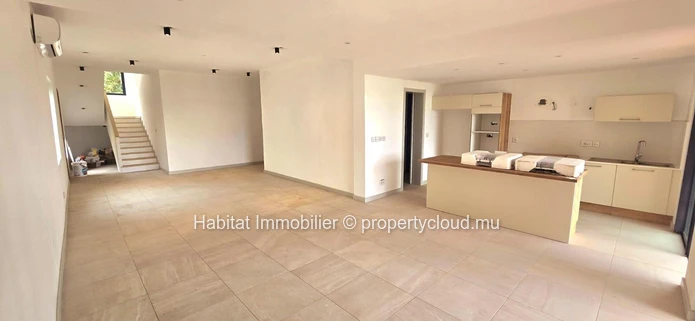 Cette somptueuse villa pieds dans l'eau non-meublée de 300 m² nichée au sein d'une résidence intimiste et sécurisée