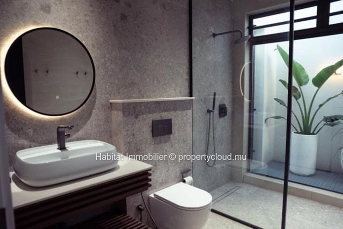 To rent : This elegant 285 m² villa offers the ultimate luxury living experience, nestled within a prestigious golf e...