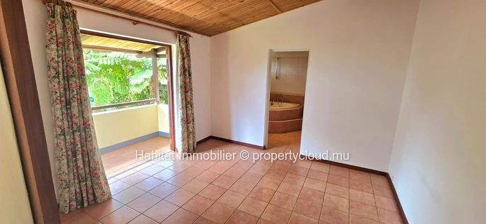 FOR SALE - Beautiful unfurnished house of 371 m2 on a plot of land of 286 toises  in Floreal
