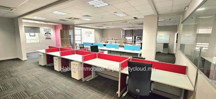 A louer : Ce bureau climatisé meublé de 984 m² est situé au coeur du prestigieux centre d'affaires de la Cybercité à ...