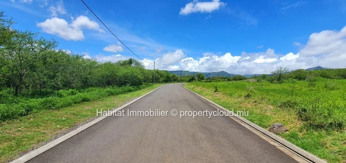 FOR SALE - Unique land of 7 acres has generous dimensions connected to the Tamarin River for a high class development.