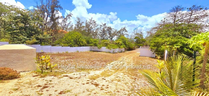 Maison non-meublée de 290m² sur un terrain à bail de 680 toises avec un accès privé à la mer à Poste Lafayette