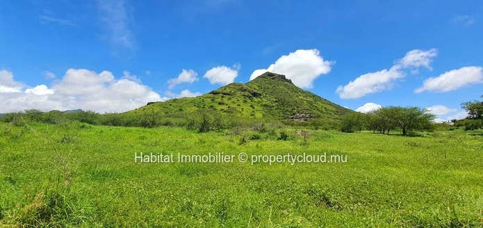FOR SALE - Unique land of 7 acres has generous dimensions connected to the Tamarin River for a high class development.