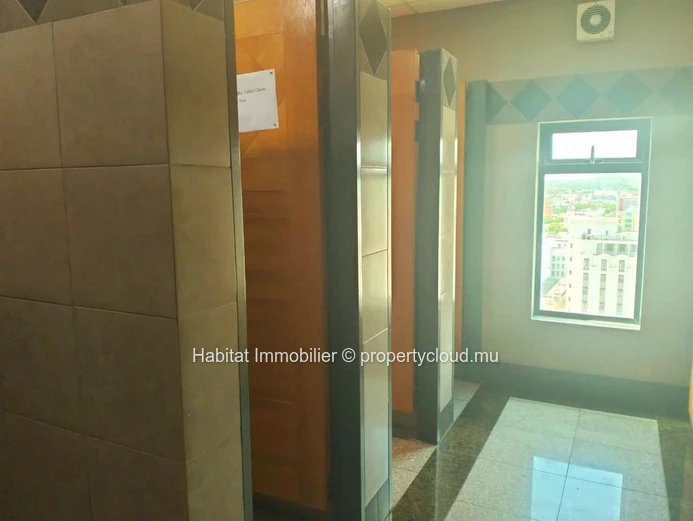 A VENDRE - Un grand espace bureau climatisé haut de gamme non-meublé de 619 m2 situé dans le centre-ville de Port-Louis