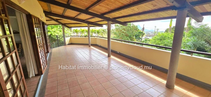 FOR SALE - Beautiful unfurnished house of 371 m2 on a plot of land of 286 toises  in Floreal