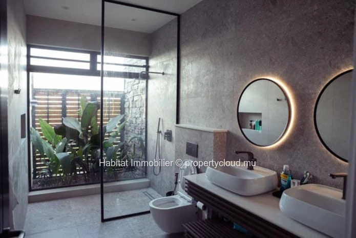 To rent : This elegant 285 m² villa offers the ultimate luxury living experience, nestled within a prestigious golf e...