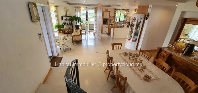 A VENDRE - Maison familiale meublée et équipée de 343 m2 sur un terrain de 133 toises située dans le morcellement rép...