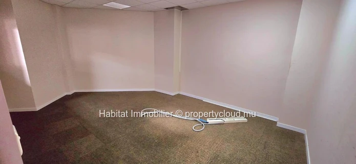 This exceptional unfurnished office of 940m2 located in the heart of the Cybercity of Ebene