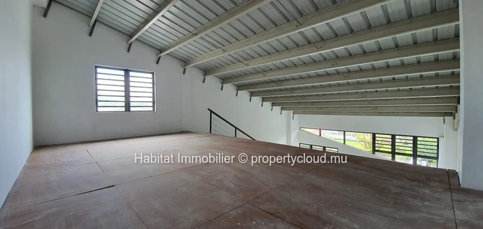 A VENDRE - Cet espace bureau non-meublé de 180 m2 incluant une mezzanine de 50 m2 se situe à Floréal