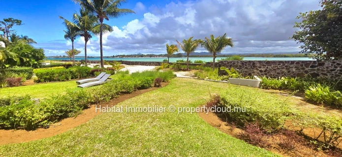 Cette somptueuse villa pieds dans l'eau non-meublée de 300 m² nichée au sein d'une résidence intimiste et sécurisée
