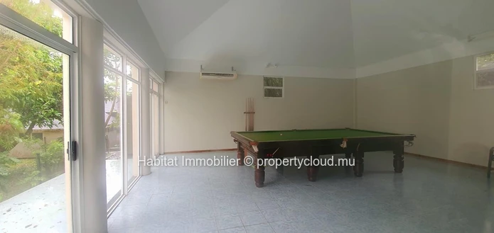 A VENDRE - Grande maison non meublée de 1,100 m2 sur un terrain de 1 arpent 01 sur 3 niveaux située dans un quartier ...