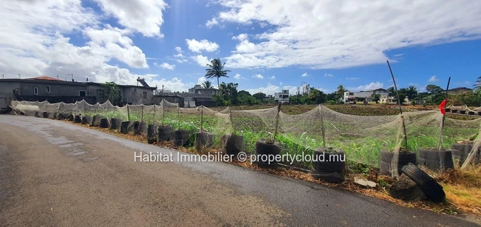 A VENDRE - beau terrain de 1 arpent 06 avec accès sur 2 chemins situé à Bramsthan