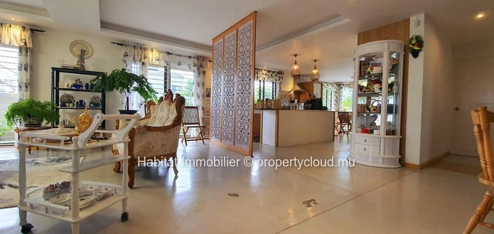 A VENDRE - Maison familiale meublée et équipée de 343 m2 sur un terrain de 133 toises située dans le morcellement rép...