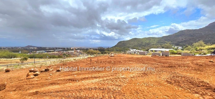 Stunning residential land of 516 toises in Bagatelle, nestled within the Moka Smart City