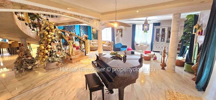 Cette splendide maison non meublée de 505 m², sur un terrain de 147 toises, est située sur la route royale à Baie du ...