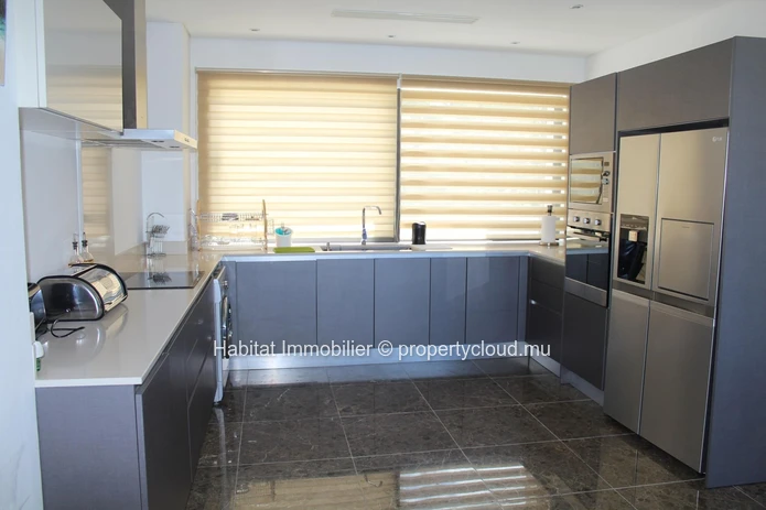 To rent - Stunning beachfront penthouse, furnished and equipped, of 150 m² located in a residence in Belle Mare 