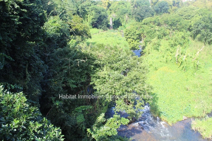 A VENDRE - Magnifique terrain résidentiel et commercial de 5 arpents 64 situé entre la frontière de Réduit et Ebène.