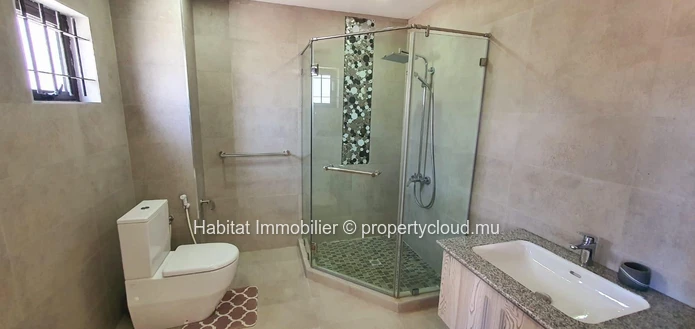 A LOUER - très beau duplex pieds dans l'eau meublé et équipé de 120 m2 bénéficie d'une vue imprenable sur la mer dans...
