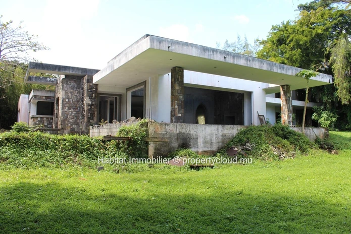 A VENDRE - Maison à compléter de 836 m2 à Floréal