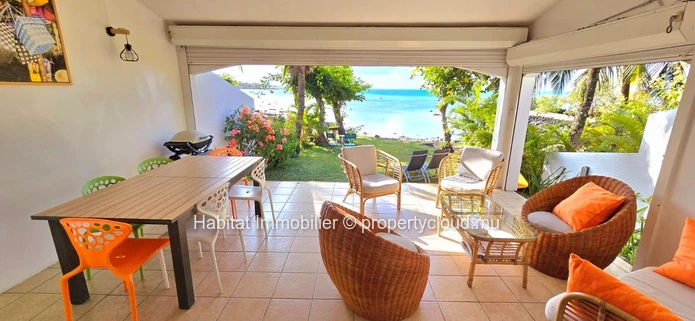 To rent : Charming beachfront duplex of 138 m² in Roches Noires 