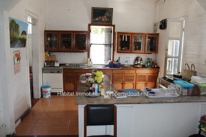 FOR SALE - Spacious wooden colonial house of 325 m2 in Vacoas. 