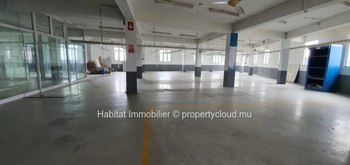 A VENDRE - Bâtiment commercial non-meublé de 1,774 m2 sur la route principale à Mesnil. 